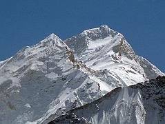 
Kanchungtse (7672m, also called Makalu II) leads to the Makalu La and up to the Makalu summit seen from the Everest Kangshung East Base Camp – a brilliant view!
